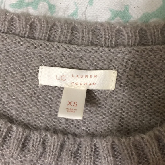 A cream/grey cozy sweater with hearts - Picture 2 of 3